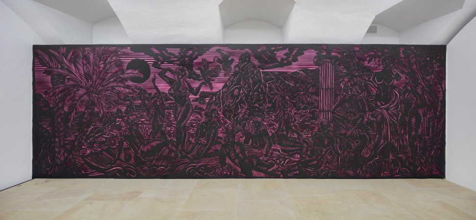 Ein sehr großes lila-schwarzes Bild mit nackten Figuren vor einer Wand