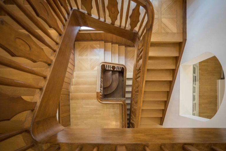 Das Holztreppenhaus im Museum Giersch von oben fotografiert